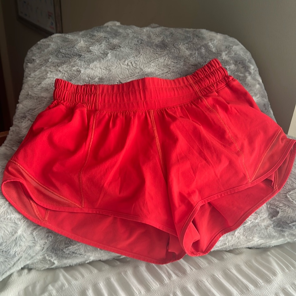 Lululemon hotty hot shorts 2.5”